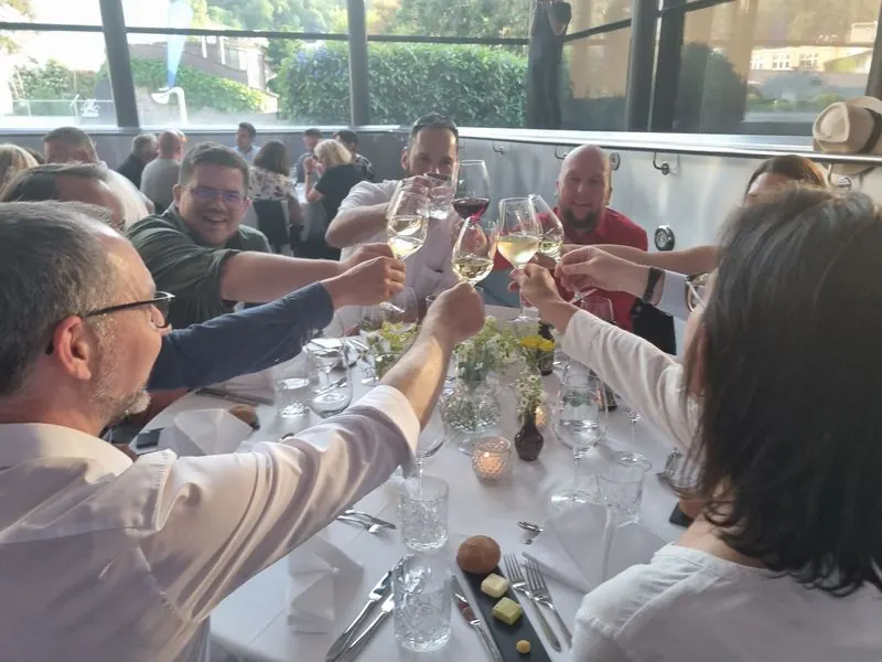 Gute Unterhaltung beim Sommertreffen-Dinner